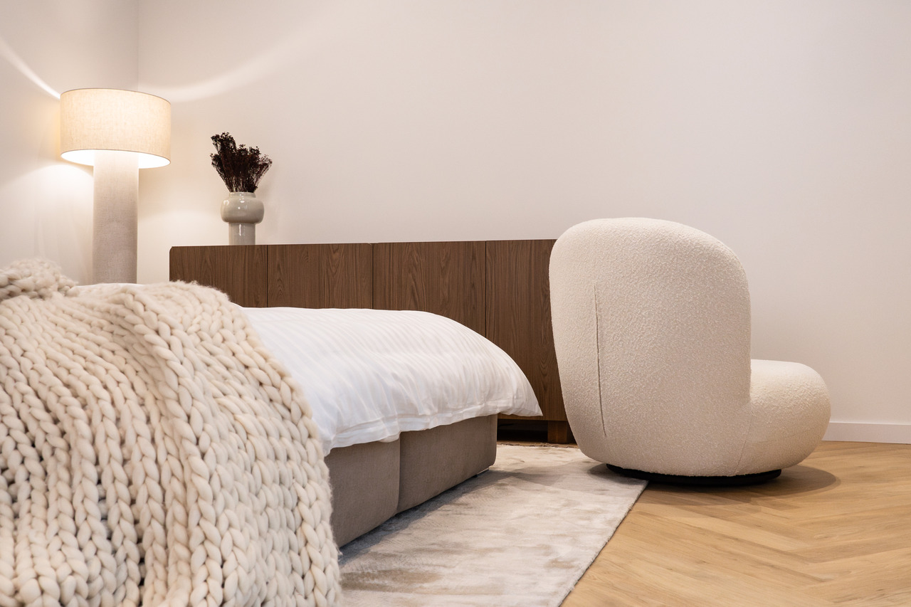 Fotel w salonie czy dodatek do sypialni? Wygoda i funkcjonalność w jednym